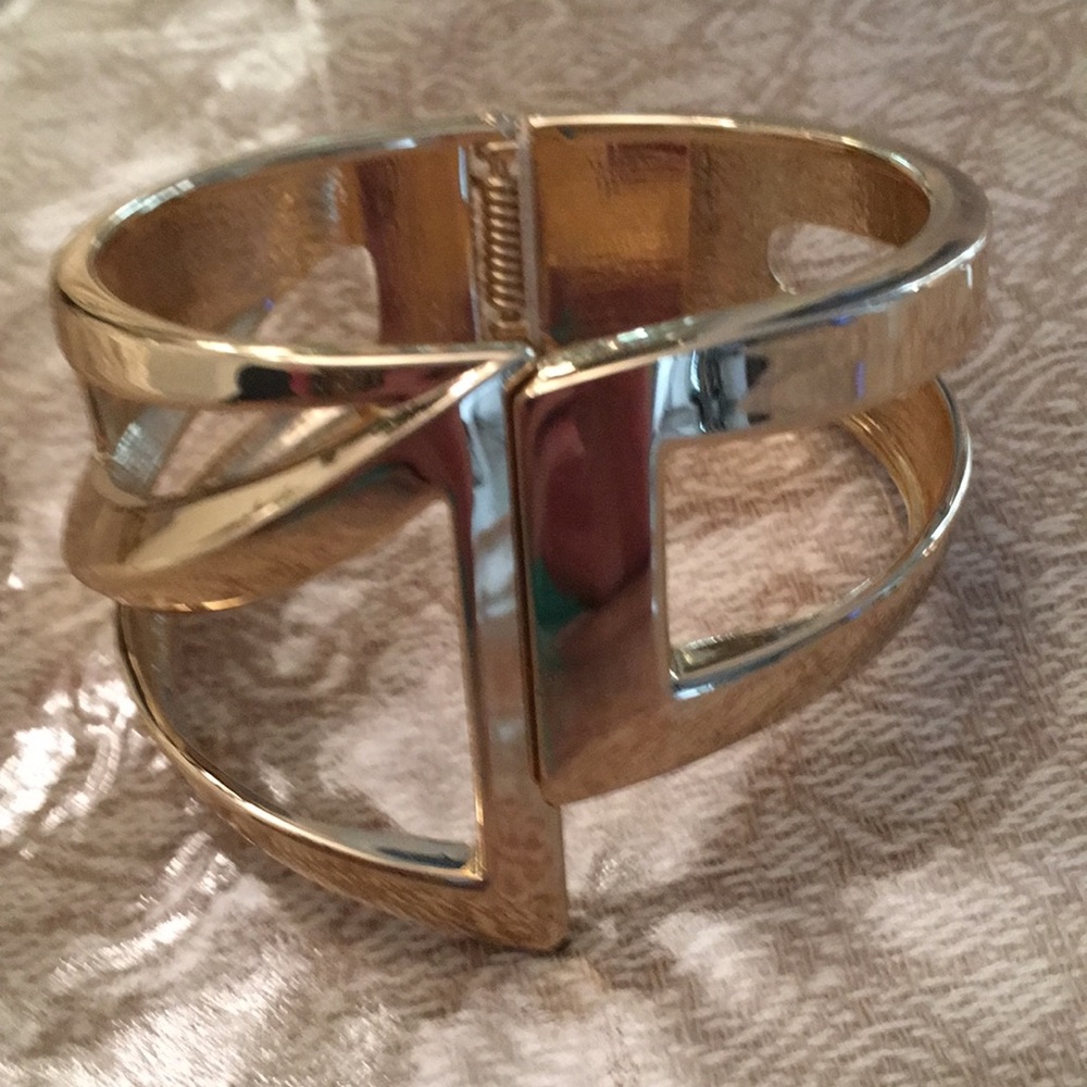 Ladies bracelet.